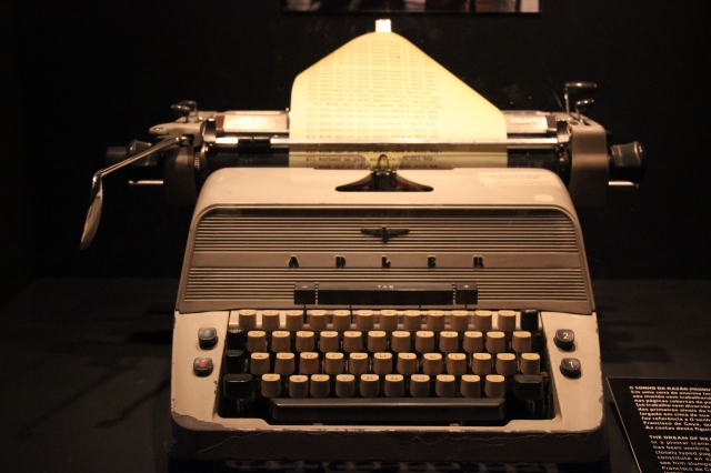 Chorando sangue nessa máquina de escrever, original, do filme O Iluminado, "Trabalho sem diversão, faz de Jack um bobão".